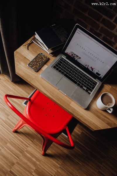 放在桌面上的苹果笔记本电脑图片大全