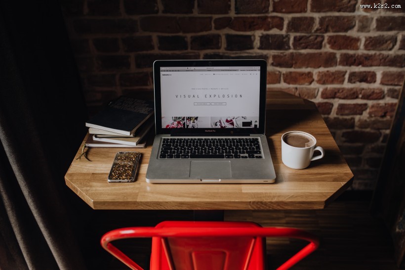 放在桌面上的苹果笔记本电脑图片大全