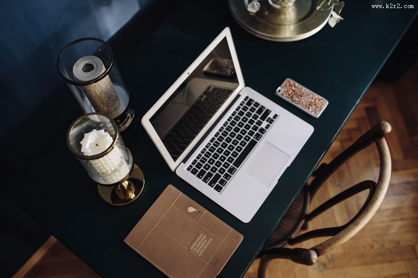 放在桌面上的苹果笔记本电脑图片大全