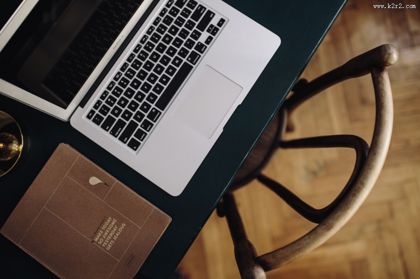 放在桌面上的苹果笔记本电脑图片大全