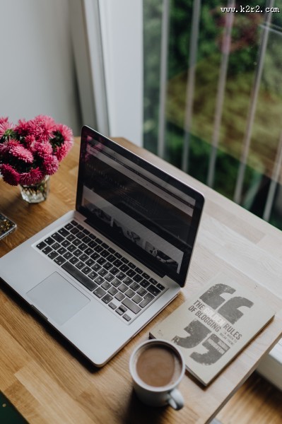 放在桌面上的苹果笔记本电脑图片大全