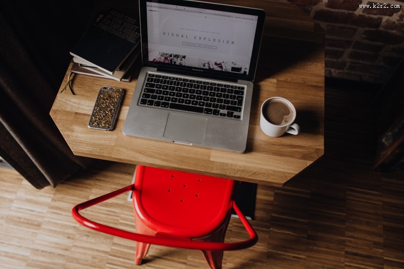 放在桌面上的苹果笔记本电脑图片大全