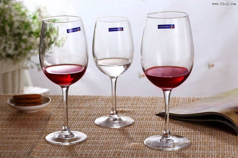 透明的高脚红酒杯图片