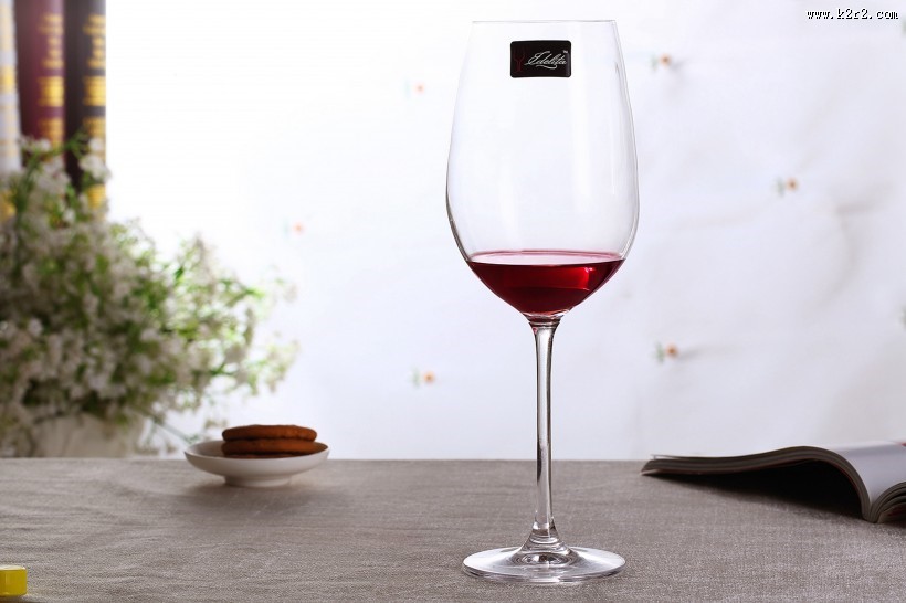 透明的高脚红酒杯图片