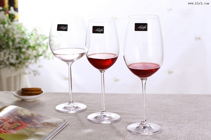 透明的高脚红酒杯图片
