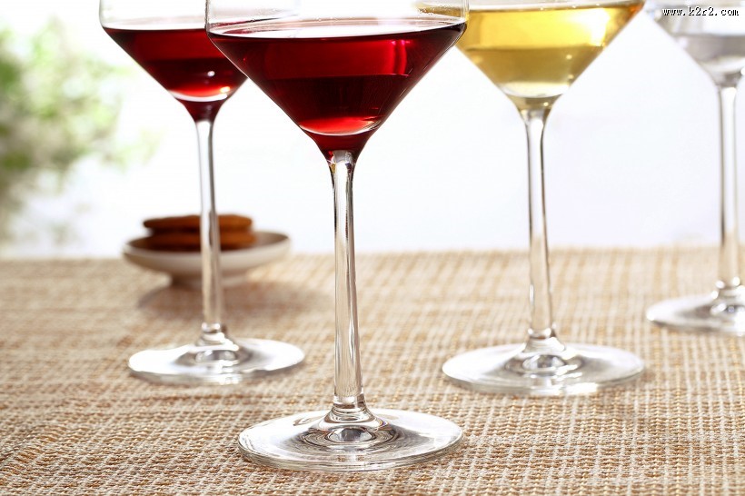 透明的高脚红酒杯图片