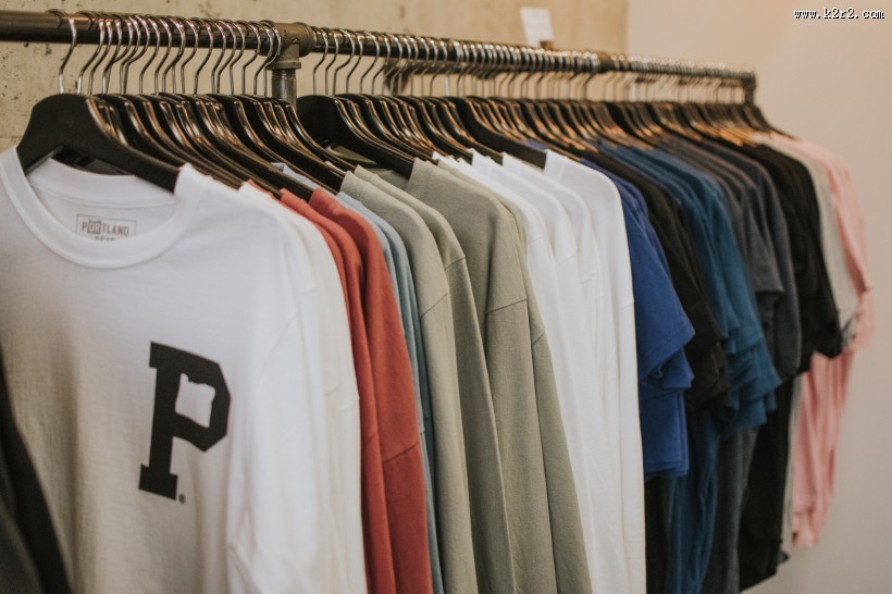 挂在衣架上的衣服图片