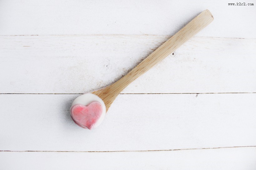 盛着食物的勺子图片