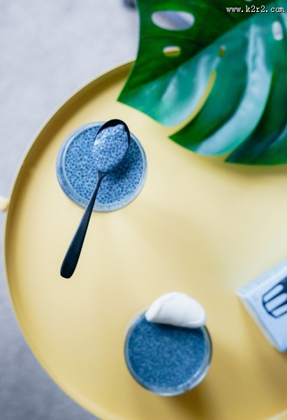 盛着食物的勺子图片