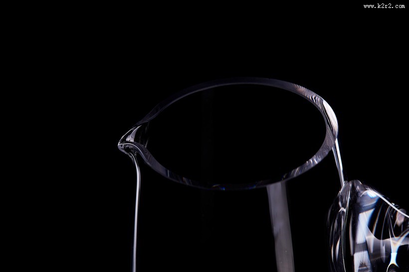 黑色背景透明红酒杯图片