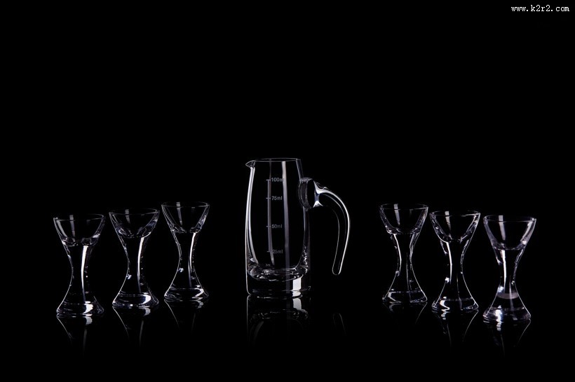 黑色背景透明红酒杯图片