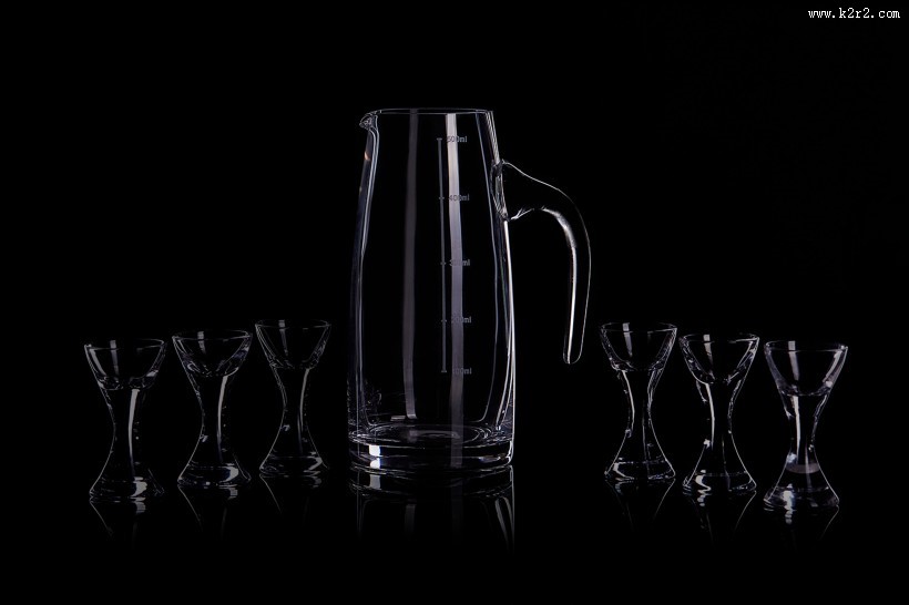 黑色背景透明红酒杯图片