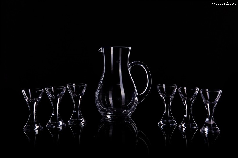黑色背景透明红酒杯图片