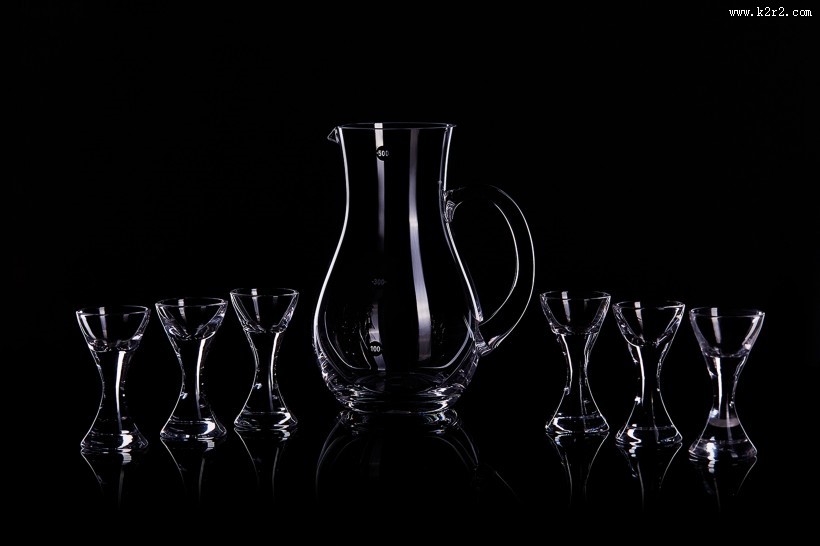 黑色背景透明红酒杯图片