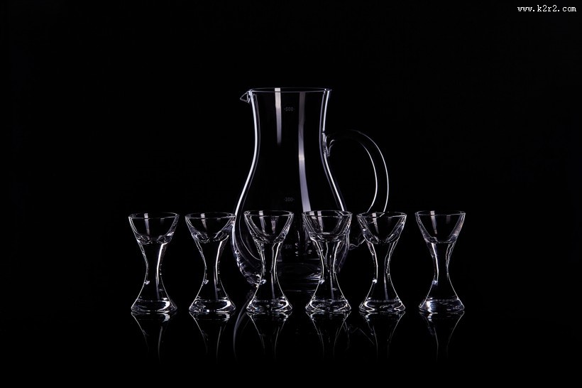 黑色背景透明红酒杯图片