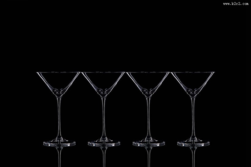 黑色背景透明红酒杯图片