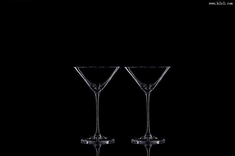 黑色背景透明红酒杯图片