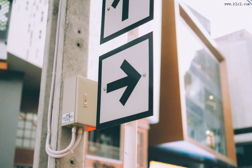 指引路人的指示牌图片