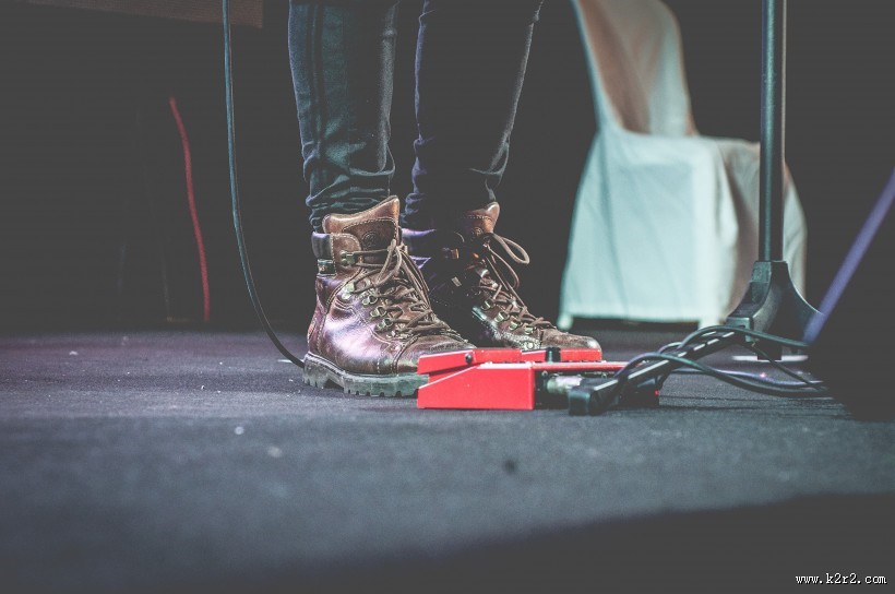 男士脚上的皮鞋图片