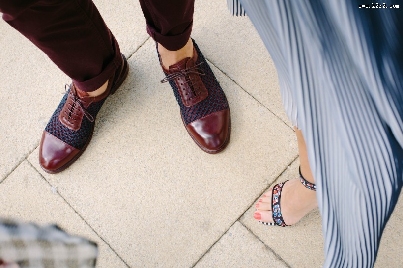男人脚上的皮鞋图片