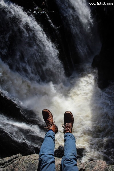 男人脚上的皮鞋图片