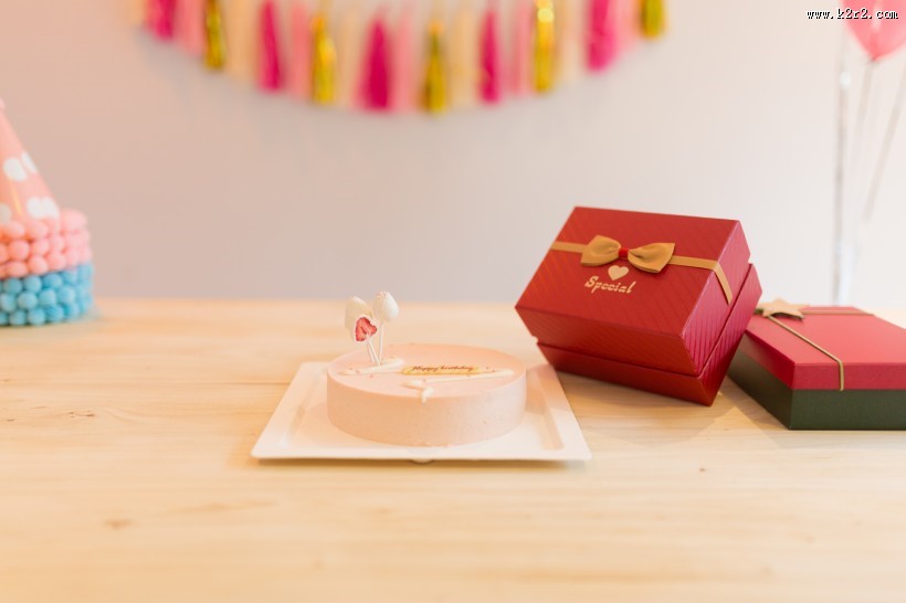 可爱的红色生日礼物图片