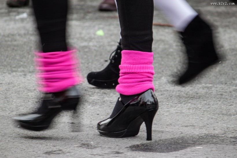 女人脚上的高跟鞋图片