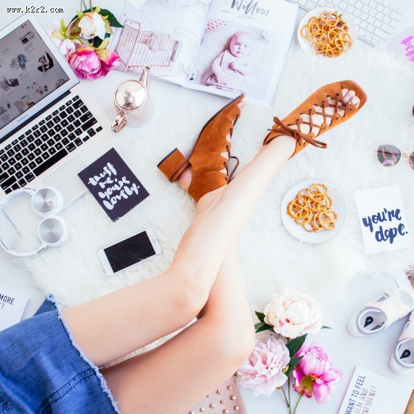 女人脚上的高跟鞋图片