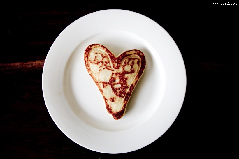 放有美食的白色西餐盘图片