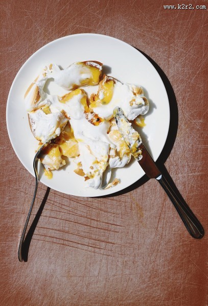 放有美食的白色西餐盘图片