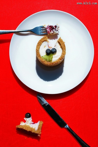 放有美食的白色西餐盘图片