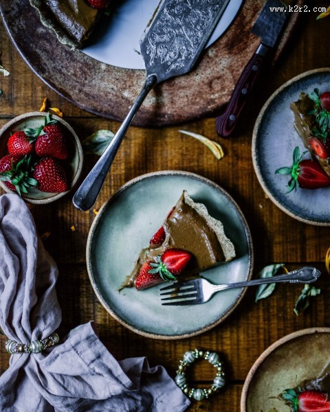 盛放美食的精美圆盘图片