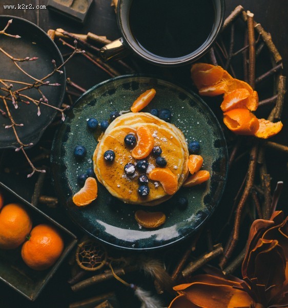 盛放美食的精美圆盘图片