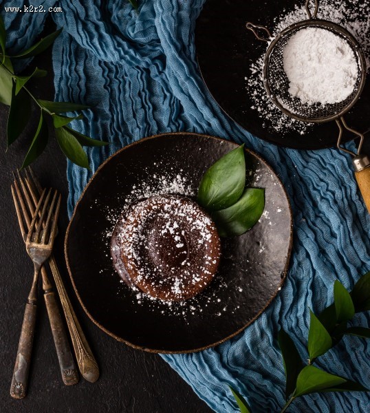 盛放美食的精美圆盘图片