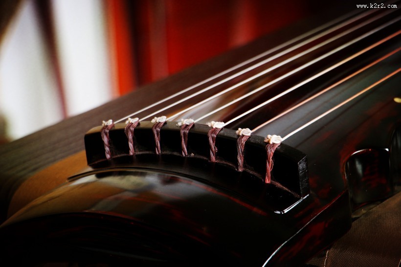 优雅的古琴图片