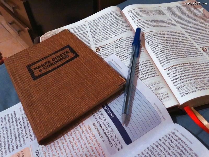 摆在书桌上的笔记本图片