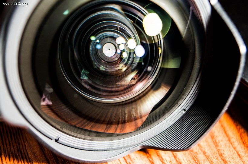放在桌上的相机特写图片