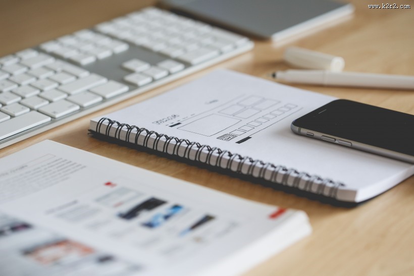 办公桌物品摆放的图片