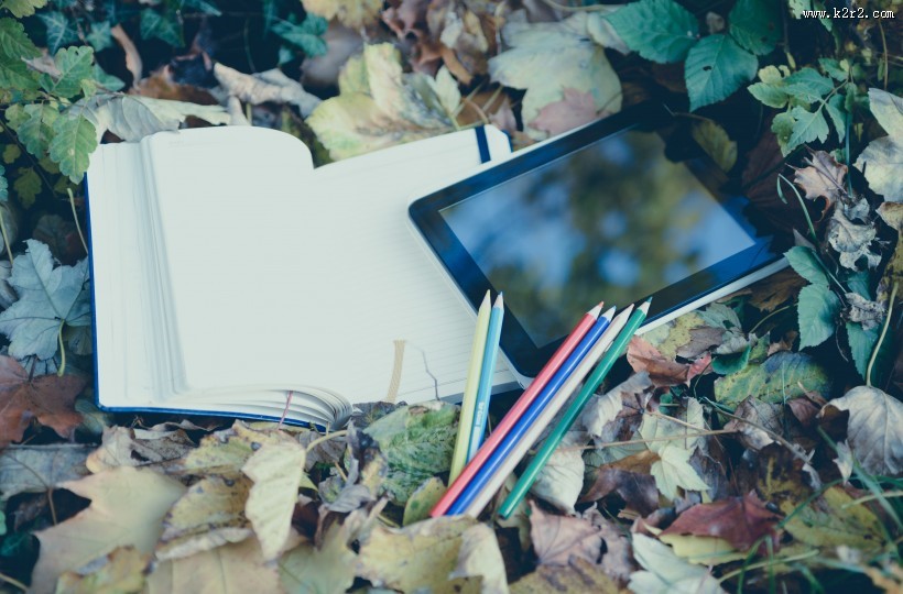 笔记本、彩色铅笔和平板电脑图片