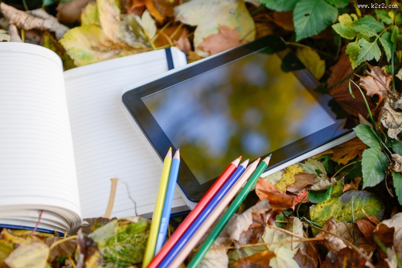 笔记本、彩色铅笔和平板电脑图片