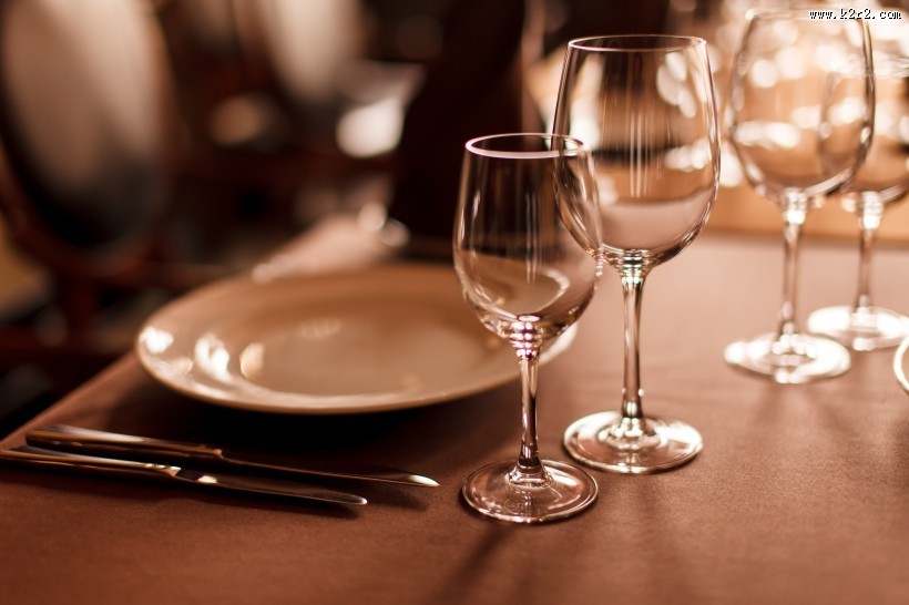 摆在餐桌上的红酒杯图片