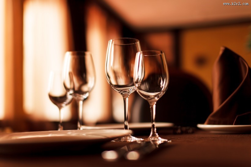 摆在餐桌上的红酒杯图片