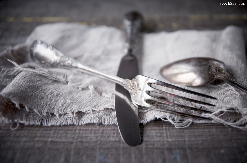 摆放在餐桌上的餐具图片