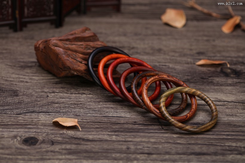 做工精致的木质手镯图片