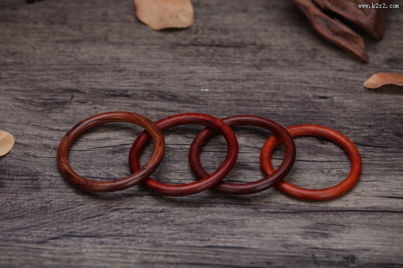 做工精致的木质手镯图片