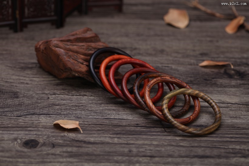 做工精致的木质手镯图片