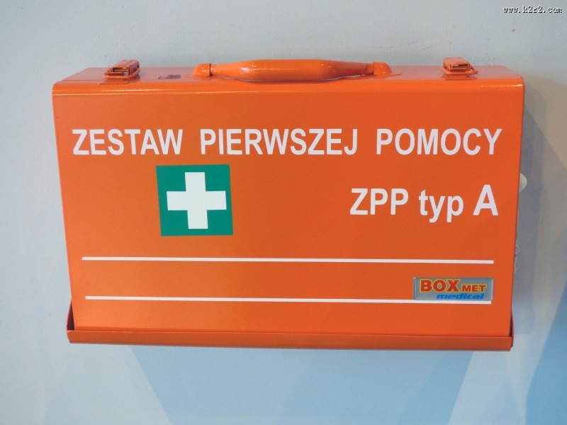 医药箱和卡通小人图片