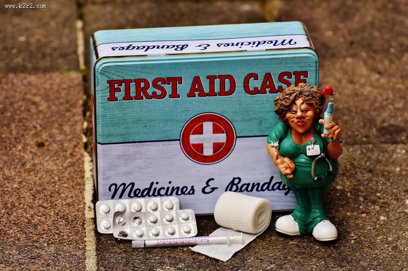 医药箱和卡通小人图片