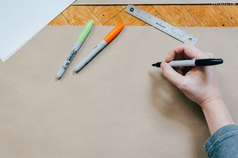 桌上的直尺图片