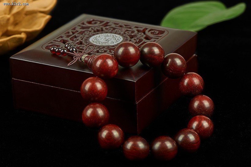 精致贵重的小叶紫檀手串图片